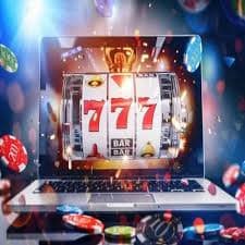 Dealer profesional live casino sedang mengelola permainan blackjack